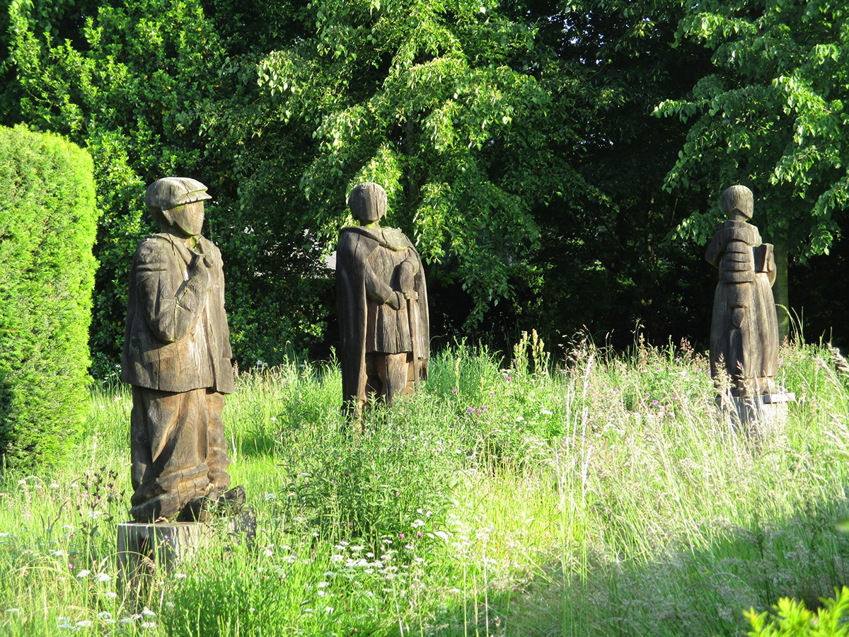 Skulpturen auf dem Adelbertus-Acker